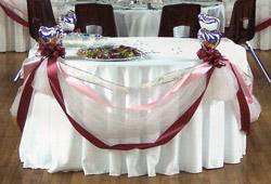 Focal table with ribbon draping